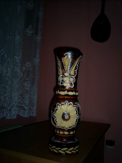 Starožitnou vázu vyrobenou a vydlabanou z kmenu stromu, viz foto. Je ze dřeva vyřezávané ornamenty kytky, apod. Celková výška 46cm, horní šířka 13cm,