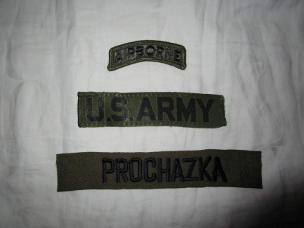 Výstroj U.S. Army. Tři nášivky olivově zelená barva viz foto vhodné na košili U.S. Army. AIRBORNE na rukáv košile, U.S. ARMY a JMÉNO VOJÁKA nad kapsy 