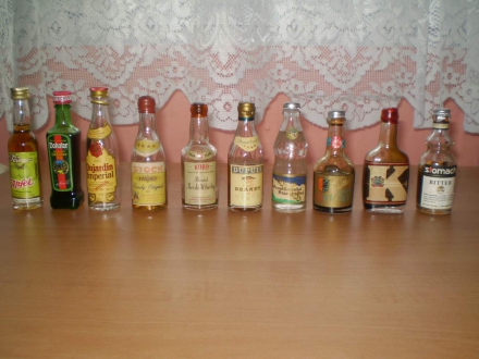 mini alkoholové sběratelské lahvičky 10 kusů od likéru a ostatního alkoholu vhodné do sbírky. Cena za vše 200 Kč.