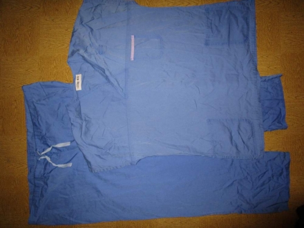 Pracovní oblek (modrá barva) pro nemocniční zaměstnance, nebo zaměstnance v sociálních službách, apod.