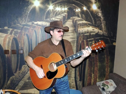 Zpívající kytarista  nabízí svou hudební produkci. Hraji country a folk.